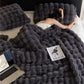 Cozy Cocoon – Ganzjahres-Kuscheldecke