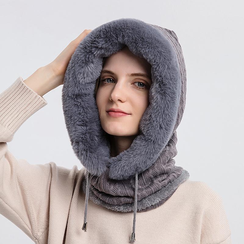 Warmer, flauschiger Kapuzenpullover mit Schal - Martina