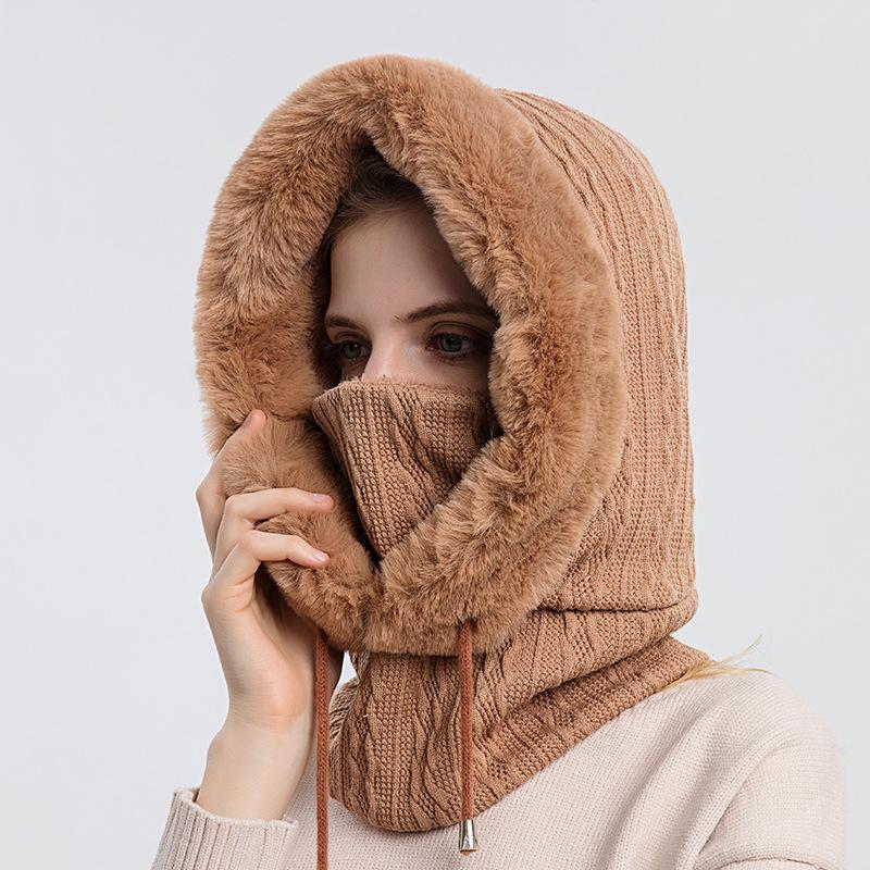 Warmer, flauschiger Kapuzenpullover mit Schal - Martina